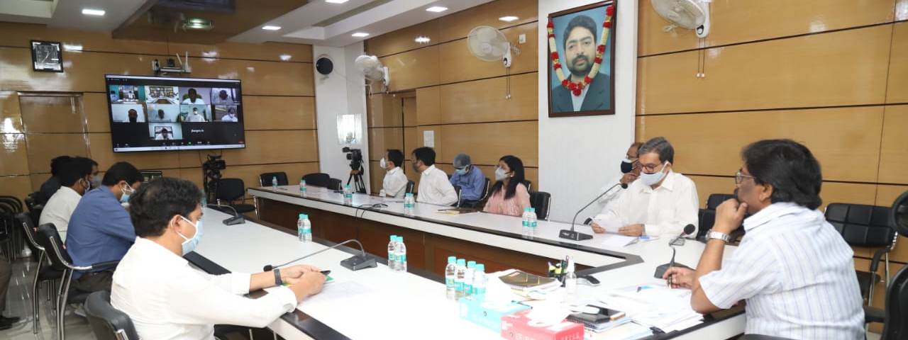 मुख्यमंत्री श्री हेमन्त सोरेन ने राज्य के सभी मंत्रियों के साथ वेबिनार के जरिए राज्य में कोरोना संक्रमण की अद्यतन स्थिति तथा रोकथाम एवं नियंत्रण से संबंधित तैयारियों को लेकर विचार-विमर्श किया।