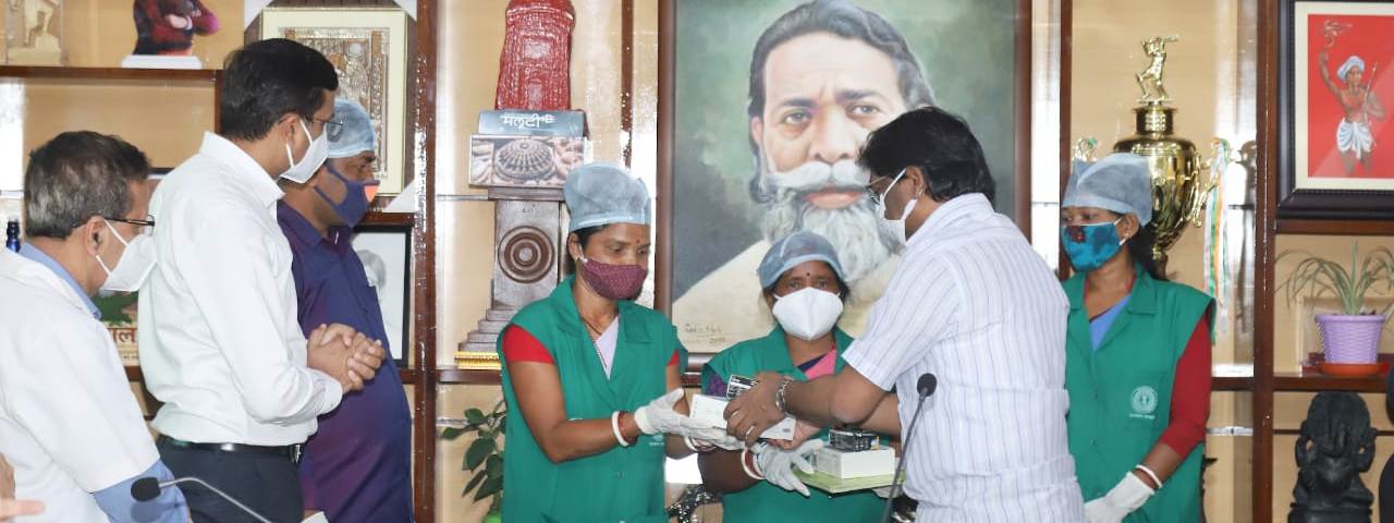 मुख्यमंत्री आवासीय कार्यालय से ग्राम स्तर पर "सर्वे एवं जांच प्रोटोकॉल" कार्यक्रम का ऑनलाइन शुभारंभ करते मुख्यमंत्री श्री हेमन्त सोरेन।