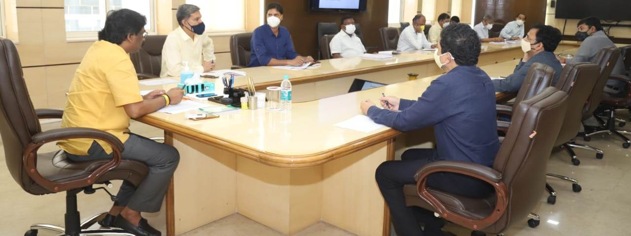 मुख्यमंत्री श्री हेमन्त सोरेन ने पथ निर्माण विभाग की विभिन्न सड़क परियोजनाओं की प्रगति और राजस्व संग्रह की समीक्षा की 