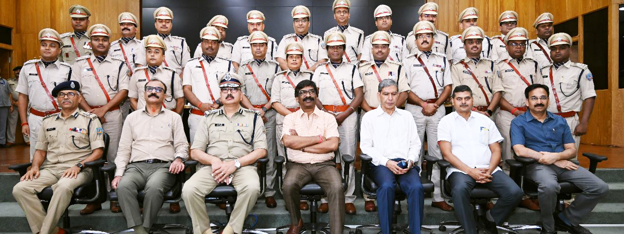 मुख्यमंत्री श्री हेमन्त सोरेन ने भारतीय पुलिस सेवा (आईपीएस) में नव प्रोन्नत राज्य पुलिस सेवा के 24 अधिकारियों को बैच लगाकर सम्मानित किया।