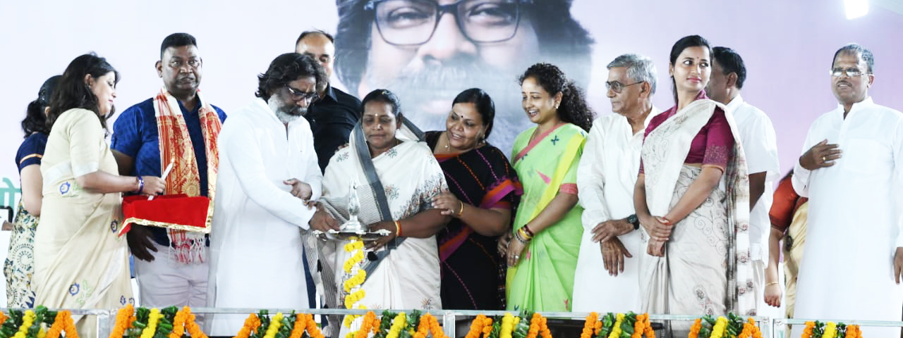 मुख्यमंत्री श्री हेमन्त सोरेन   हज़ारीबाग़ में  आयोजित झारखंड मुख्यमंत्री मंईयां सम्मान योजना के प्रमंडल स्तरीय  कार्यक्रम में हुए सम्मिलित 