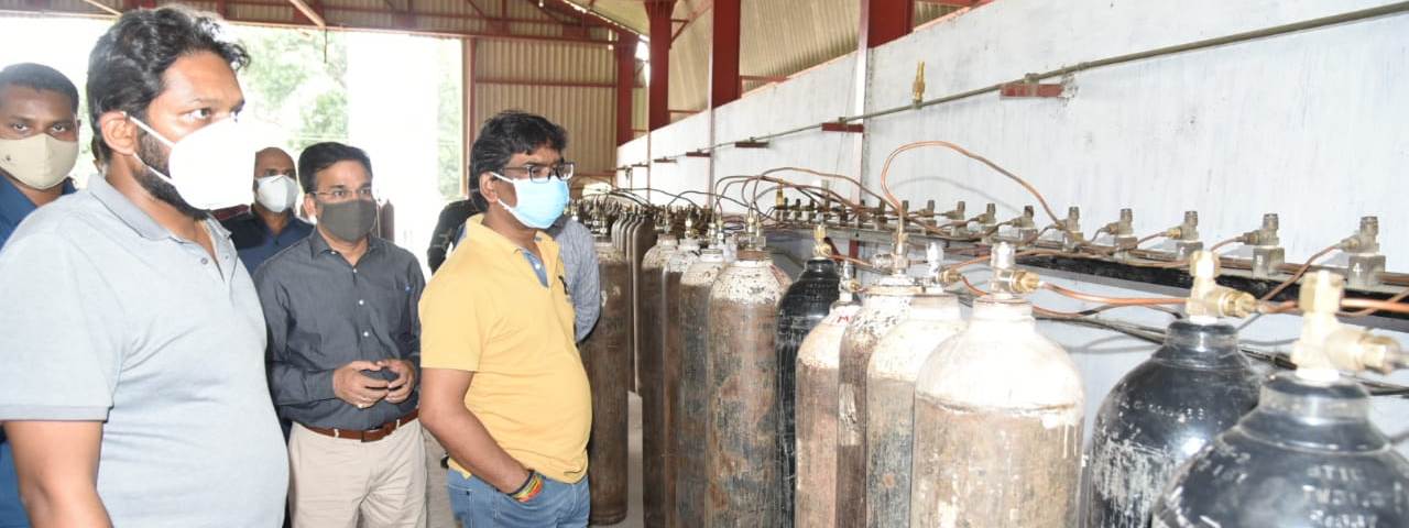 मुख्यमंत्री श्री हेमन्त सोरेन ने आज विकास एवं ओरमांझी स्थित ऑक्सीजन रिफलिंग प्लांट छोटानागपुर इंडस्ट्रियल गैस एवं एसके इंडस्ट्रियल गैसेस का औचक निरीक्षण किया।