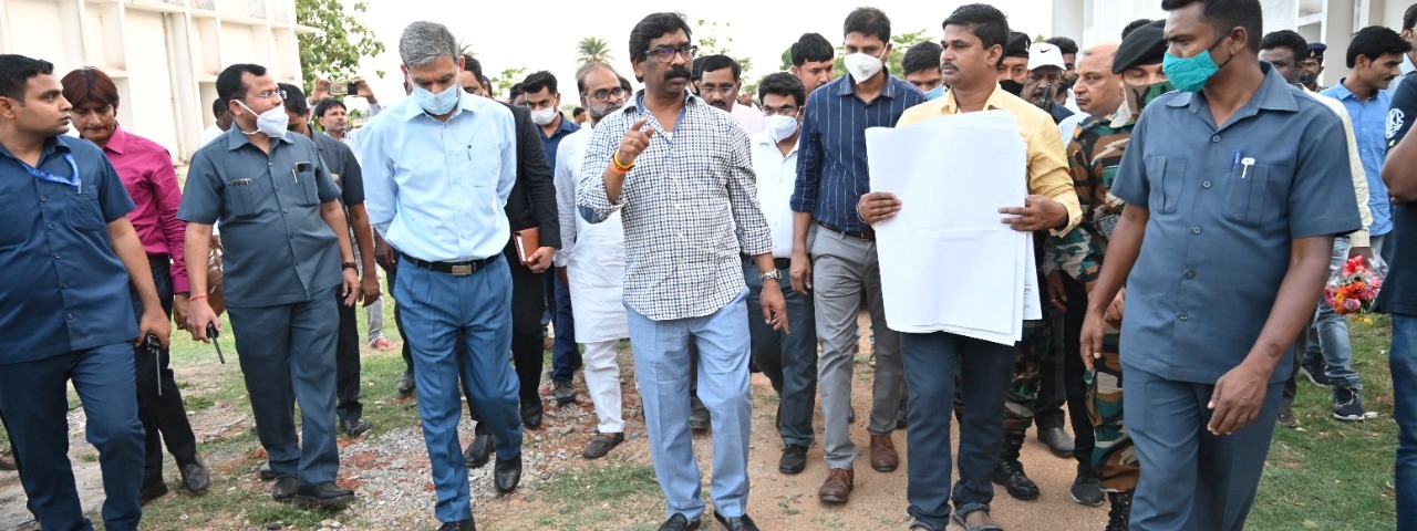 मुख्यमंत्री श्री हेमन्त सोरेन ने आज पशु स्वास्थ्य एवं उत्पादन संस्थान के निर्माणाधीन जीएमपी/ जीएलपी स्तर के टीका औषधि उत्पादन प्रयोगशाला, कांके का निरीक्षण किया |