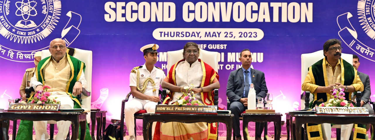 माननीया राष्ट्रपति श्रीमती द्रौपदी मुर्मु आज भारतीय सूचना प्रौद्योगिकी संस्थान (IIIT) रांची के द्वितीय दीक्षांत समारोह में बतौर मुख्य अतिथि शामिल हुईं।