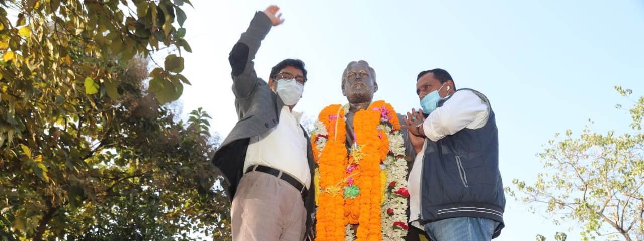 मुख्यमंत्री श्री हेमंत सोरेन ने  वीर शहीद निर्मल महतो की जयंती पर उन्हें किया याद, जमशेदपुर के उलियान, कदमा  स्थित उनकी प्रतिमा पर माल्यार्पण कर शत शत नमन किया 