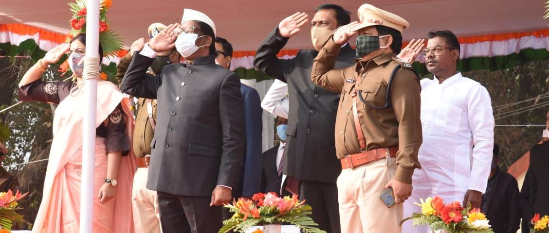 मुख्यमंत्री श्री हेमन्त सोरेन ने दुमका स्थित पुलिस लाइन मैदान में 72 वें गणतंत्र दिवस के अवसर पर आयोजित  समारोह में झंडोत्तोलन किया
