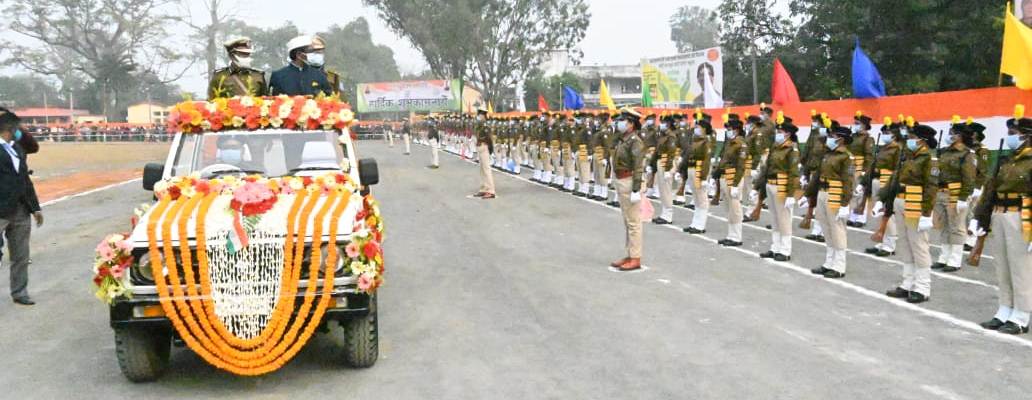 पुलिस लाइन, दुमका में आयोजित गणतंत्र दिवस समारोह में झंडोत्तोलन, परेड का निरीक्षण और सलामी तथा राज्यवासियों को संबोधित करते हुए मुख्यमंत्री श्री हेमन्त सोरेन ।
