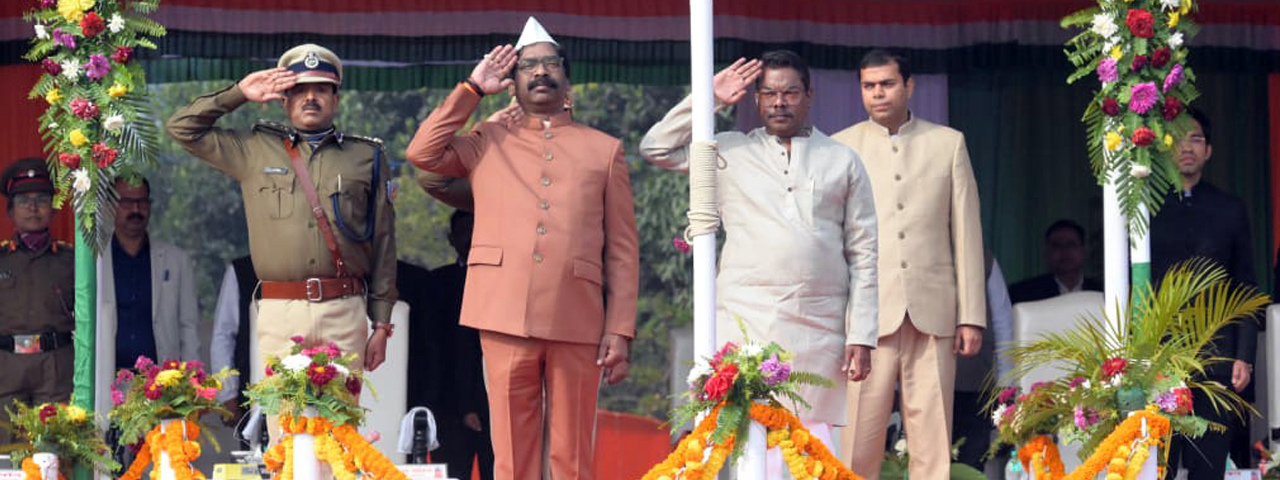 मुख्यमंत्री श्री हेमन्त सोरेन ने 74 वें गणतंत्र दिवस समारोह में तीन स्वतंत्रता सेनानियों के आश्रित पत्नी को सम्मानित किया |