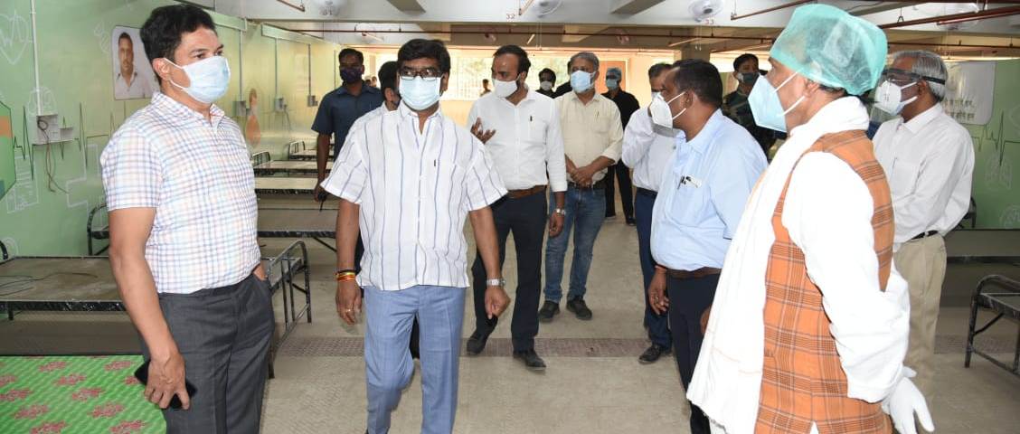 रिम्स स्थित मल्टी स्टोरेज पार्किंग बिल्डिंग में तैयार हो रहे 300 बेड वाले ऑक्सीजनयुक्त कोविड वार्ड का निरीक्षण करते मुख्यमंत्री श्री हेमन्त सोरेन।