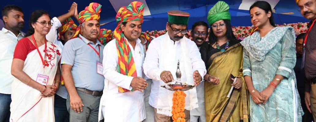 नेशनल मूवमेंट फॉर ओल्ड पेंशन स्कीम झारखंड (एनएमओपीएस) द्वारा आयोजित पेंशन जयघोष महासम्मेलन में सम्मिलित हुए मुख्यमंत्री श्री हेमन्त सोरेन।