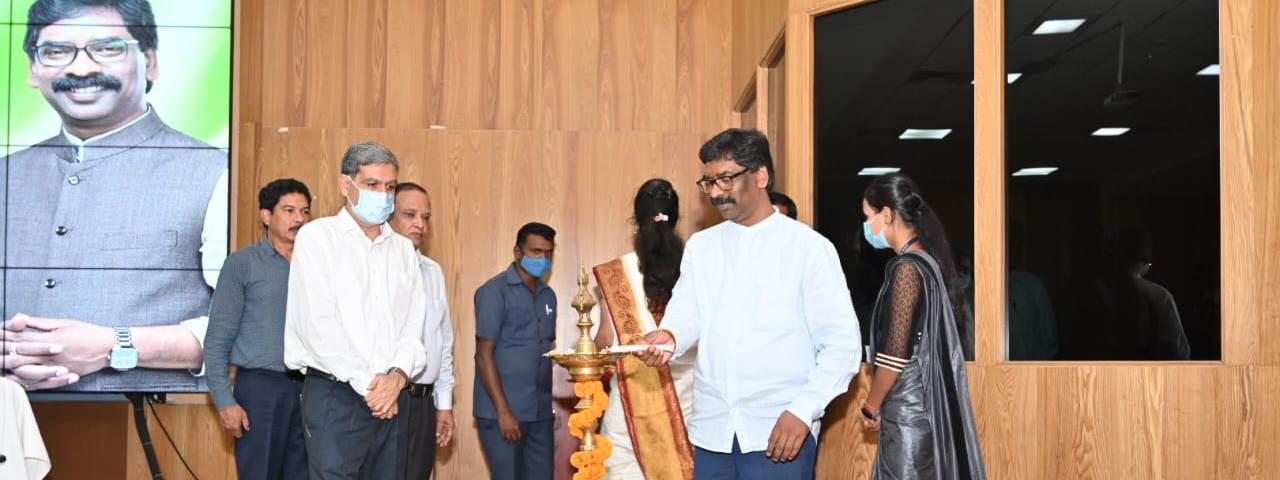 संघ लोक सेवा आयोग द्वारा आयोजित CIVIL SERVICES EXAM-2021 में सफल हुए झारखंड राज्य के अभ्यर्थियों का अभिनंदन समारोह में सम्मिलित हुए मुख्यमंत्री श्री हेमन्त सोरेन।