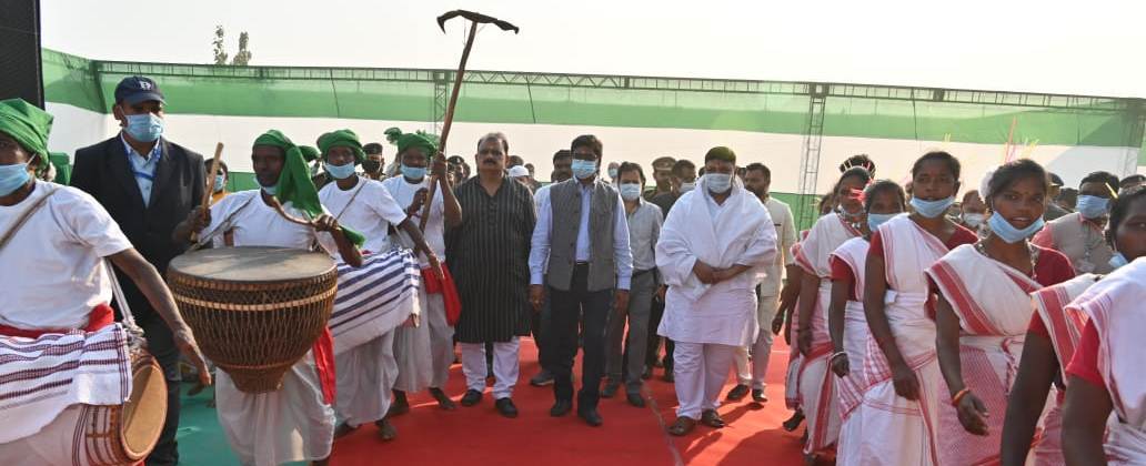 मुख्यमंत्री श्री हेमन्त सोरेन ने गढ़वा जिले में नए समाहरणालय भवन और बिरसा मुंडा स्मारक- सह -हैलीपैड विकास एवं रिसेप्शन भवन की रखी आधारशिला 