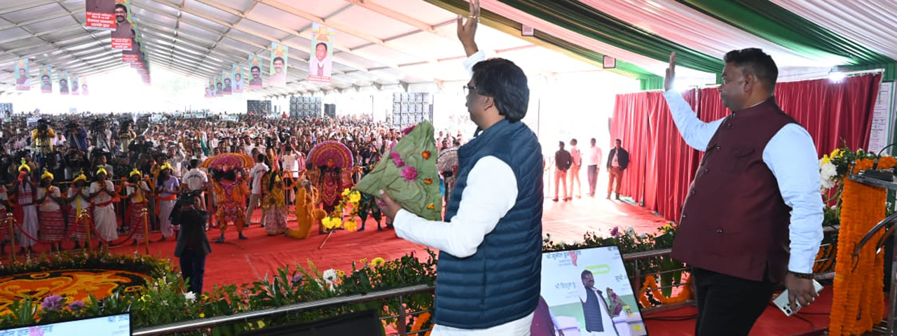 मुख्यमंत्री श्री हेमन्त सोरेन चतरा जिला के सिमरिया प्रखंड में आयोजित "आपकी योजना- आपकी सरकार- आपके द्वार " कार्यक्रम में सम्मिलित हुए।