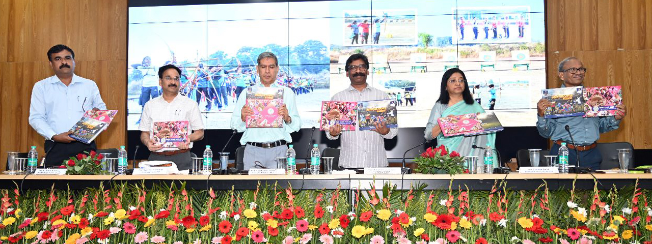 झारखंड मंत्रालय स्थित सभागार में स्कूली शिक्षा एवं साक्षरता विभाग द्वारा आयोजित "पुरस्कार वितरण समारोह" में सम्मिलित हुए मुख्यमंत्री श्री हेमन्त सोरेन।