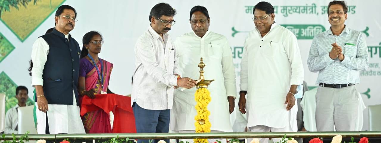 बी.एस.कॉलेज स्टेडियम परिसर लोहरदगा में आयोजित बिरसा हरित ग्राम योजना सम्मान समारोह एवं परिसंपत्ति वितरण कार्यक्रम में सम्मिलित हुए मुख्यमंत्री श्री हेमन्त सोरेन ।