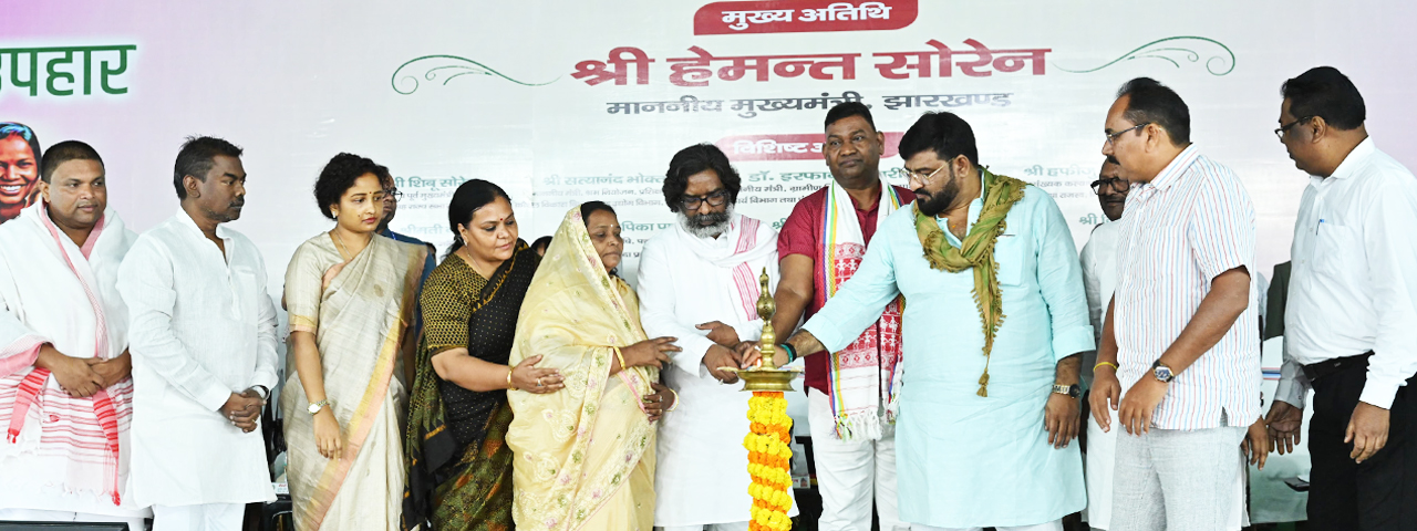मुख्यमंत्री श्री हेमन्त सोरेन दुमका के जामा स्थित पांजनपहाड़ी में आयोजित झारखंड मुख्यमंत्री मंईयां सम्मान योजना के संताल परगना प्रमंडल  स्तरीय  कार्यक्रम में हुए सम्मिलित