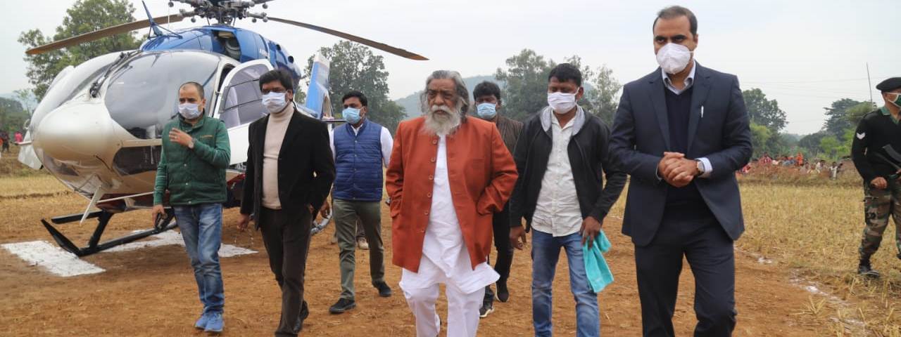 मुख्यमंत्री श्री हेमन्त सोरेन एवं पूर्व मुख्यमंत्री एवं वर्तमान राज्यसभा सांसद श्री शिबू सोरेन ने शहीद सोबरन सोरेन की 63वीं शहादत दिवस के अवसर पर श्रद्धा सुमन अर्पित कर उन्हें श्रद्धांजलि दी