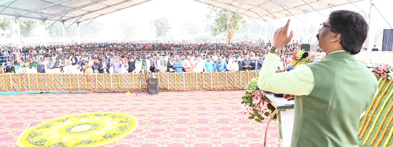 मुख्यमंत्री श्री हेमन्त सोरेन शहीद सोबरन मांझी जी के शहादत दिवस समारोह में हुए शामिल, उनकी शहादत को किया नमन, कहा-  हम अपने शहीदों के सपनों का बना रहे झारखंड 