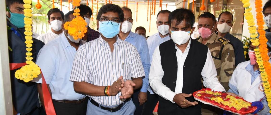 मुख्यमंत्री श्री हेमन्त सोरेन ने आज राजधानी रांची के रातू रोड चौराहा स्थित नगर निगम के 40 ऑक्सीजन युक्त बेड अस्पताल का उद्घाटन किया. 