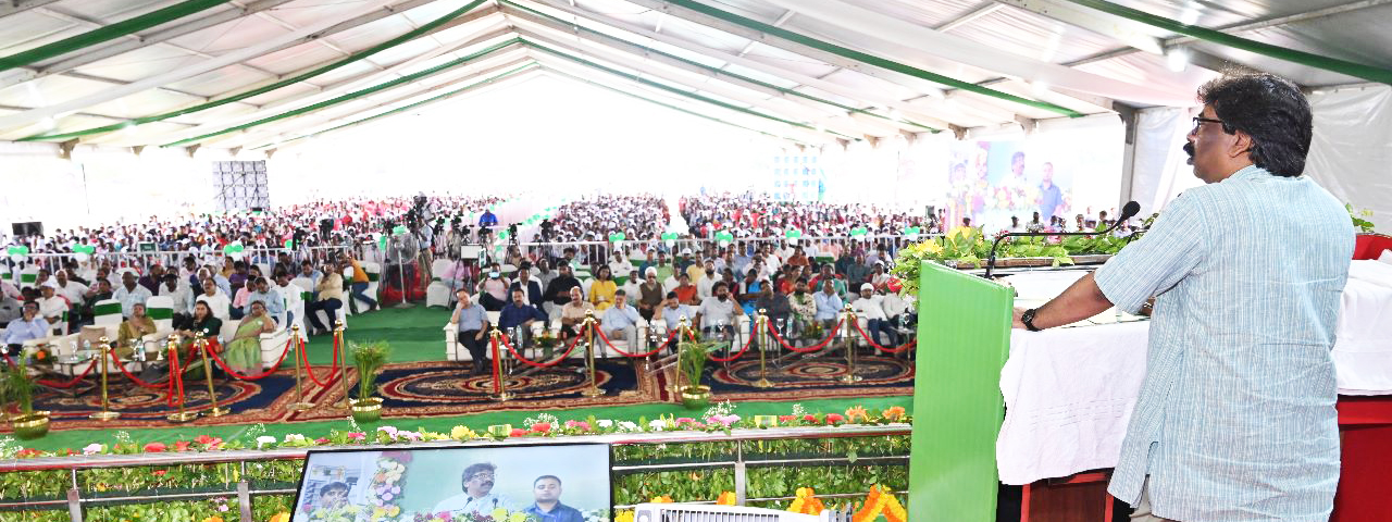 वन, पर्यावरण एवं जलवायु परिवर्तन विभाग द्वारा आयोजित "74वाँ वन महोत्सव" कार्यक्रम में बतौर मुख्य अतिथि सम्मिलित हुए मुख्यमंत्री श्री हेमन्त सोरेन।