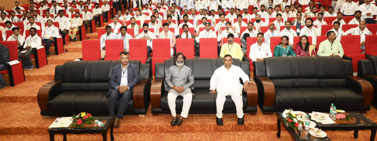 शौर्य सभागार, जैप-1, डोरंडा, रांची में आयोजित नवचयनित 444 प्रशिक्षण अधिकारियों के नियुक्ति पत्र वितरण कार्यक्रम में मुख्य अतिथि के रूप में सम्मिलित हुए मुख्यमंत्री श्री हेमन्त सोरेन।