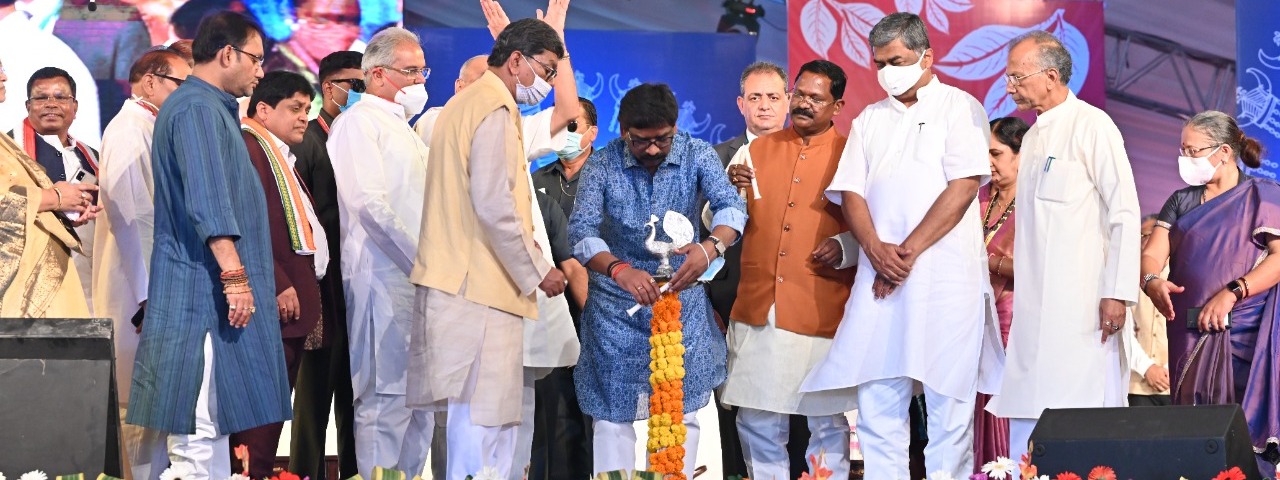 मुख्यमंत्री श्री हेमन्त सोरेन छत्तीसगढ़ के रायपुर स्थित साइंस कॉलेज मैदान में आयोजित आदिवासी नृत्य महोत्सव एवं राज्योत्सव 2021 के उद्घाटन समारोह में बतौर मुख्य अतिथि शामिल हुए