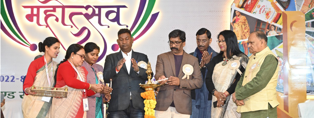 मुख्यमंत्री श्री हेमन्त सोरेन ने रांची के मोरहाबादी मैदान में आयोजित राष्ट्रीय खादी एवं सरस महोत्सव का उद्घाटन किया।