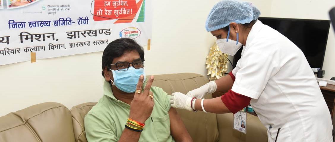 मुख्यमंत्री श्री हेमन्त सोरेन और मुख्यमंत्री के प्रधान सचिव श्री राजीव अरुण एक्का ने आज कोविड-19 का पहला टीका लिया.