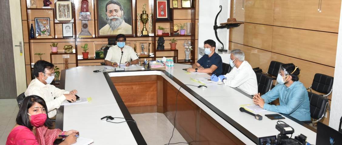 मुख्यमंत्री श्री हेमन्त सोरेन ने कोरोना के बढ़ते संक्रमण को लेकर आज सभी जिलों के उप विकास आय़ुक्त, डीपीआरओ, डीपीएम, जिला परिषद, पंचायत समिति, ग्राम पंचायतों के कार्यकारी परिषद के प्रधानों के साथ ऑनलाइन विमर्श किया 