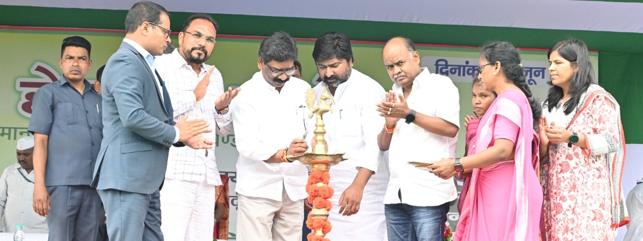 मुख्यमंत्री श्री हेमंत सोरेन द्वारा डमरूहाट, सुंदरपहाड़ी, गोड्डा में नियुक्ति पत्रों का वितरण, योजनाओं का शिलान्यास, उद्घाटन एवं परिसंपत्ति का वितरण किया गया।