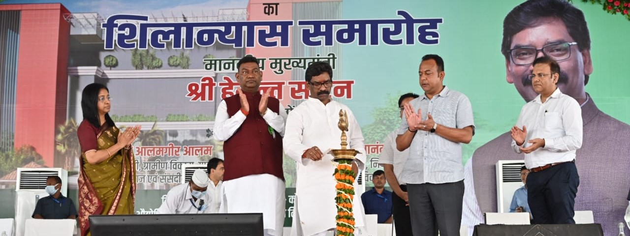 मुख्यमंत्री श्री हेमन्त सोरेन ने वर्ल्ड ट्रेड सेंटर का किया शिलान्यास,  कहा- उद्योगपतियों और व्यापारियों को एक ही छत के नीचे अंतरराष्ट्रीय कारोबार से संबंधित मिलेंगी सारी सुविधाएं 