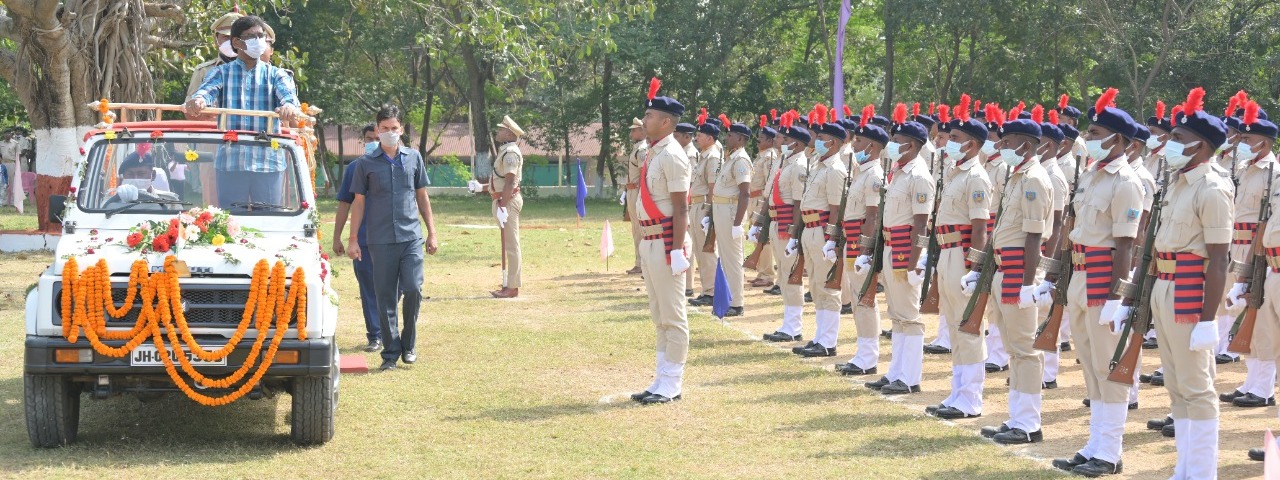 मुख्यमंत्री श्री हेमन्त सोरेन झारखंड सशस्त्र पुलिस-2, टाटीसिलवे, रांची के परेड मैदान में प्रशिक्षु 6 पुलिस उपाधीक्षकों एवं 482 वितंतु परिचालकों के पारण परेड (पासिंग आउट) समारोह-2021 में बतौर मुख्य अतिथि सम्मिलित हुए।