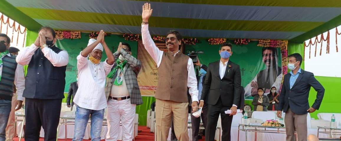 लातेहार के कोने गांव में आयोजित 'आपके अधिकार-आपकी सरकार आपके द्वार कार्यक्रम एवं विकास मेला में मुख्यमंत्री श्री हेमन्त सोरेन बतौर मुख्य अतिथि शामिल हुए