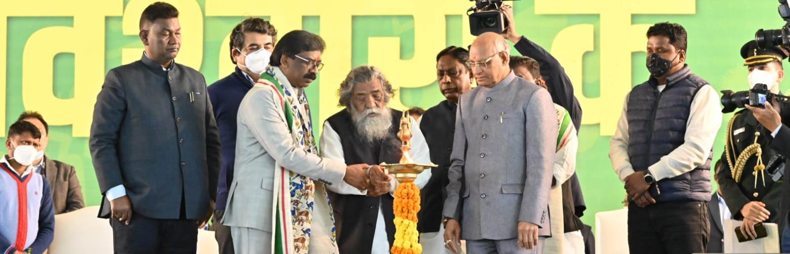 सरकार की दूसरी वर्षगांठ के अवसर पर मोरहाबादी मैदान में आयोजित राज्यस्तरीय समारोह में मुख्यमंत्री हेमन्त सोरेन ने राज्यवासियों को दी कई सौगातें |