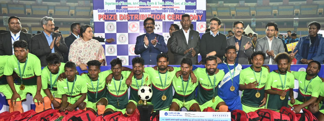 राज्यस्तरीय मुख्यमंत्री आमंत्रण फुटबॉल कप प्रतियोगिता-2022 के समापन समारोह में सम्मिलित हुए मुख्यमंत्री श्री हेमन्त सोरेन।