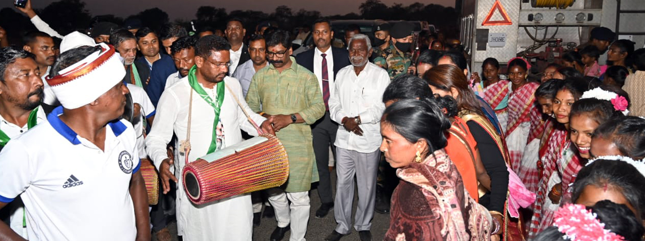 मुख्यमंत्री श्री हेमन्त सोरेन जिला भ्रमण कार्यक्रम के तहत पहुंचे सरायकेला- खरसावां , लोगों ने किया जोरदार स्वागत, कई कार्यक्रमों में हुए शामिल |