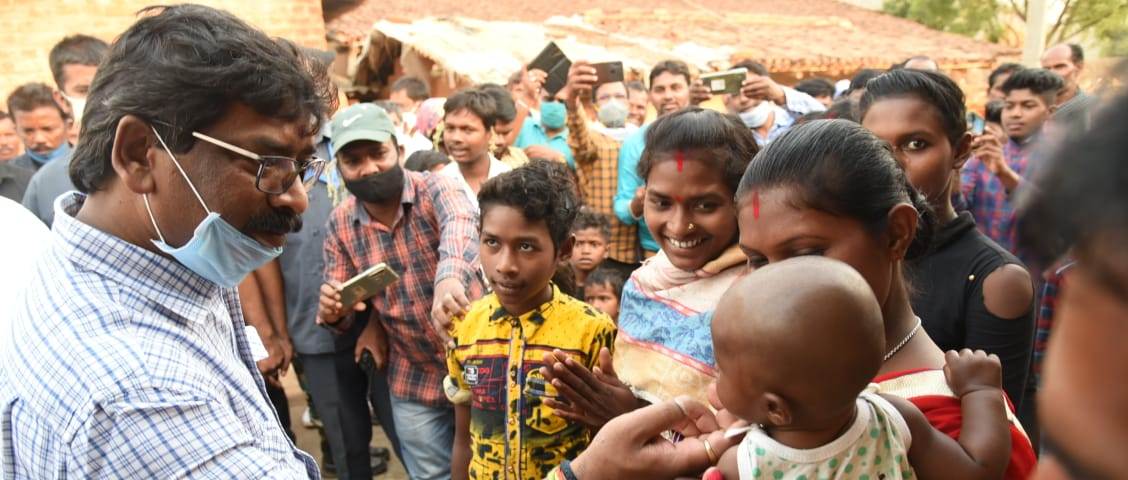 मुख्यमंत्री श्री हेमन्त सोरेन ने रामगढ़ जिला स्थित अपने पैतृक आवास नेमरा में आज गोला प्रखंड के विभिन्न गांवों से पहुंचे आम जनता की समस्याओं को सुना।