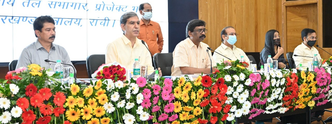 मुख्यमंत्री श्री हेमन्त सोरेन ने प्रोजेक्ट भवन सभागार में कृषि से जुड़ी केंद्र एवं राज्य प्रायोजित योजनाओं की समीक्षा की