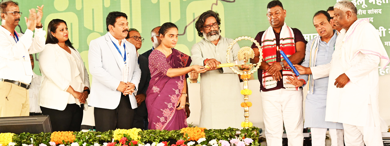 मुख्यमंत्री श्री हेमन्त सोरेन आज धनबाद में आयोजित " JHARKHAND SKILL CONCLAVE 2024 – जॉब ऑफर लेटर-सह-रोजगार प्रोत्साहन एवं परिवहन भत्ता वितरण" समारोह में हुए सम्मिलित