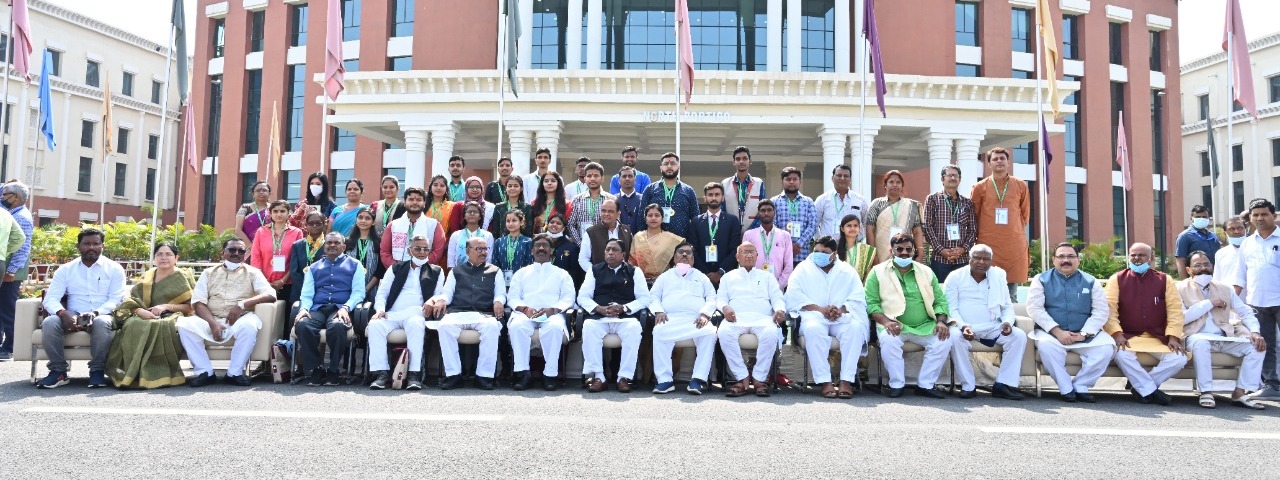 विधानसभा अध्यक्ष श्री रबीन्द्र नाथ महतो, मुख्यमंत्री श्री हेमन्त सोरेन एवं संसदीय कार्य मंत्री श्री आलमगीर आलम ने झारखंड विधान सभा में आयोजित दो दिवसीय प्रथम झारखंड छात्र संसद-2021 का उद्घाटन किया।