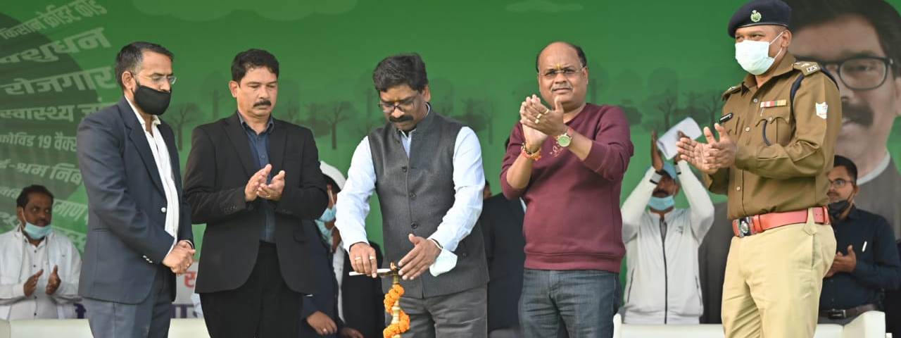 साहिबगंज जिले के बरहेट प्रखंड स्थित भोगनाडीह में "आपके अधिकार आपकी सरकार आपके द्वार" कार्यक्रम में मुख्यमंत्री श्री हेमन्त सोरेन शामिल हुए 