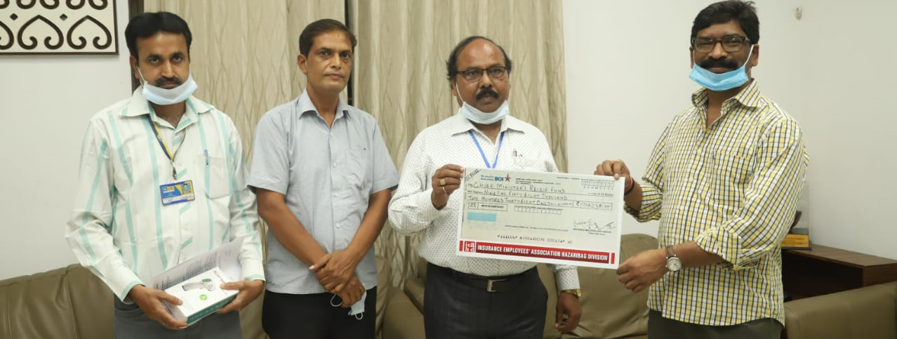 मुख्यमंत्री श्री हेमन्त सोरेन को इन्शुरन्स एम्प्लॉई एसोसिएशन, हजारीबाग डिवीज़न के सदस्यों ने मुख्यमंत्री राहत कोष के लिए नौ लाख 58 हजार रुपये का चेक एवं 60 थर्मल स्कैनर सौंपा