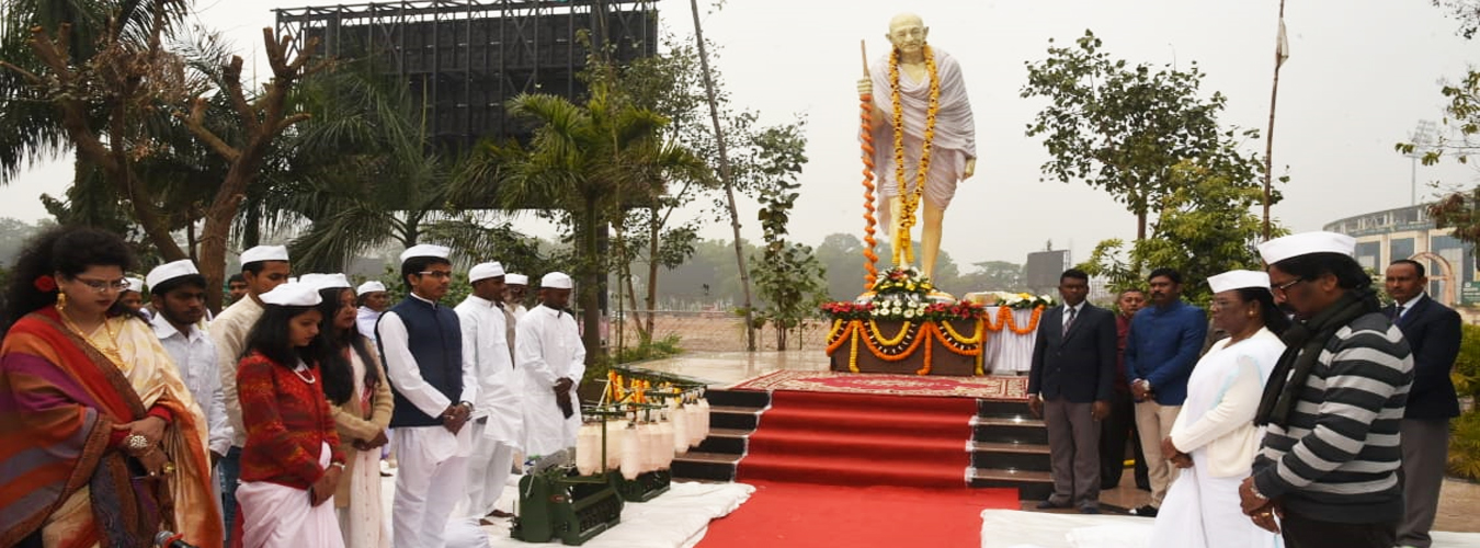 मुख्यमंत्री ने किया महात्मा गांधी को नमन, मोहराबादी मैदान स्थित बापू वाटिका में दी श्रद्धांजलि  