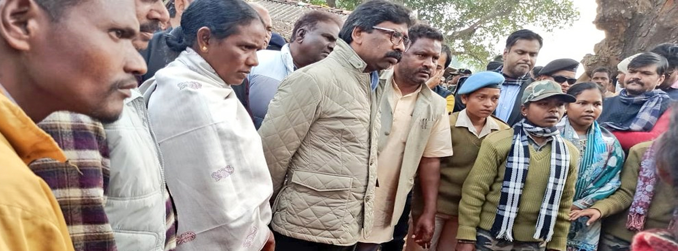 मुख्यमंत्री पहुंचे गुदड़ी प्रखंड के बुरुगुलीकेरा गांव, मृतकों के आश्रितों से मिलकर सांत्वना दी