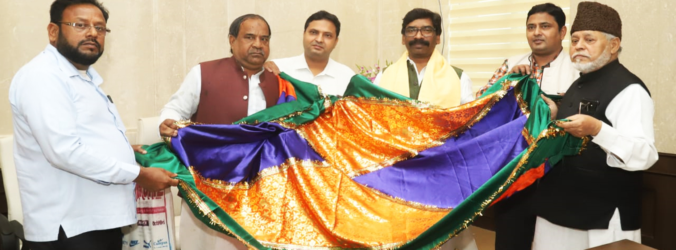 जमशेदपुर के रूहानी मर्कज ने अजमेर शरीफ जाने वाली चादर का मुख्यमंत्री के हाथों कराया अनावरण 