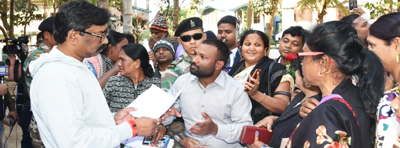 दुमका में फरियादियों ने रखी अपनी समस्याएं, मुख्यमंत्री ने दिया कार्रवाई का भरोसा 