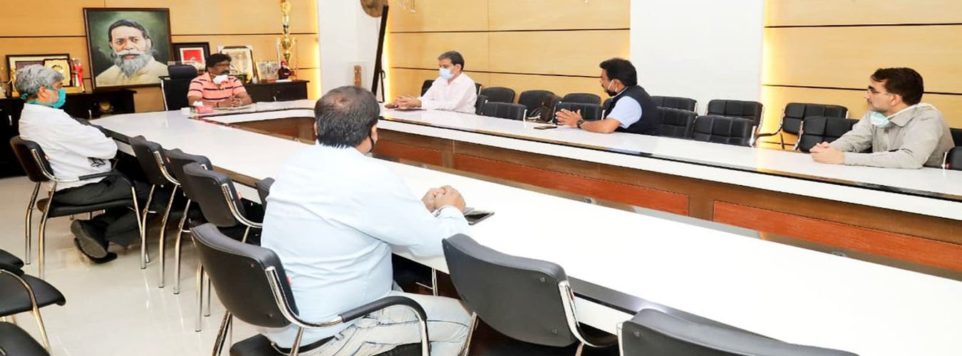 कोरोना  संक्रमित मरीजों  के बेहतर इलाज को लेकर  विशेषज्ञ चिकित्सकों के साथ  मुख्यमंत्री की बैठक