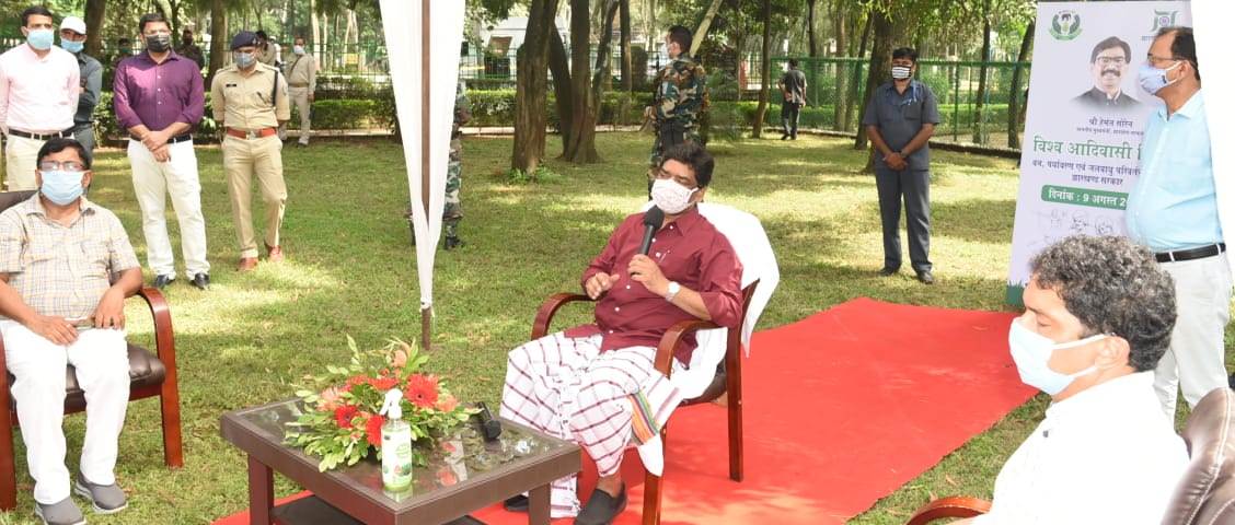 मुख्यमंत्री श्री हेमन्त सोरेन ने विश्व आदिवासी दिवस 2020 के अवसर पर नीलाम्बर-पीताम्बर पार्क मोरहाबादी, रांची में पौधारोपण किया