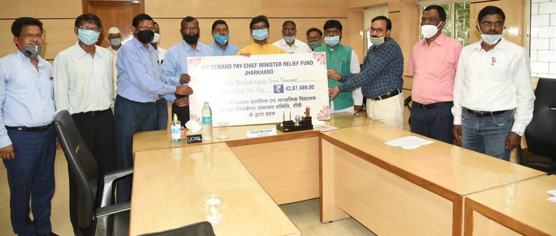 मुख्यमंत्री श्री हेमन्त सोरेन से गुमला विधायक  श्री भूषण तिर्की  के अगुवाई में झारखंड अल्पसंख्यक प्राथमिक एवं माध्यमिक विद्यालय शिक्षक शिक्षकेतर समन्वय समिति के एक प्रतिनिधिमंडल ने मुलाकात की।