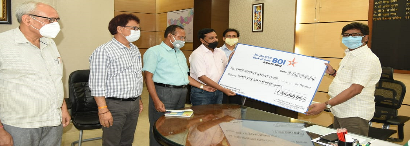 झारखंड प्रशासनिक सेवा संघ के पदाधिकारियों ने मिलकर मुख्यमंत्री राहत कोष के लिए 35 लाख रुपए का चेक सौंपा